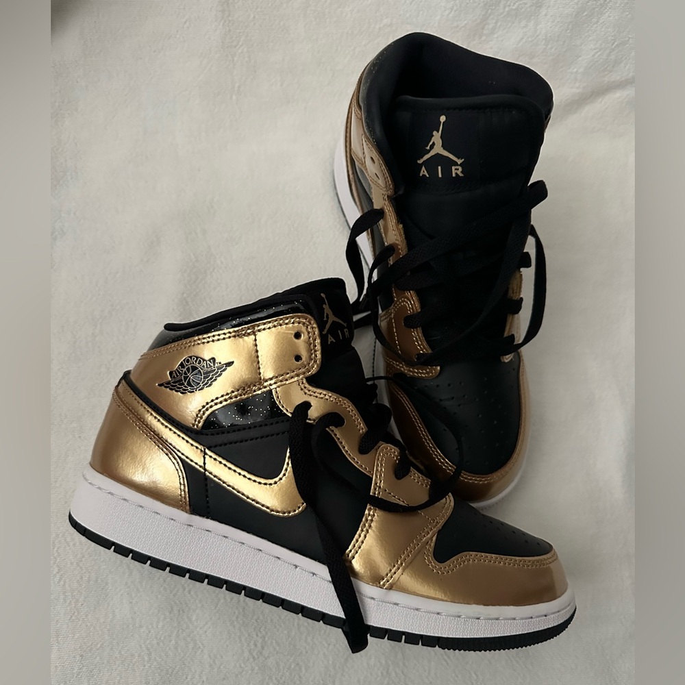 Black and Gold Nike Air Jordan 1 Mid SE (GS 6)